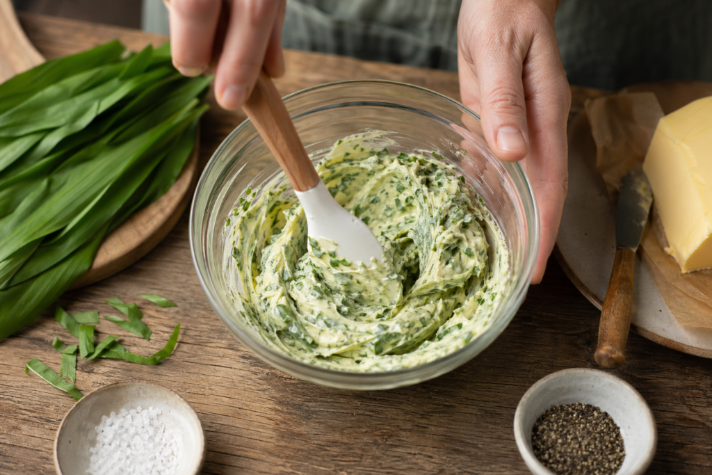  Bärlauchbutter anrühren – Butter mit gehacktem Bärlauch vermengen