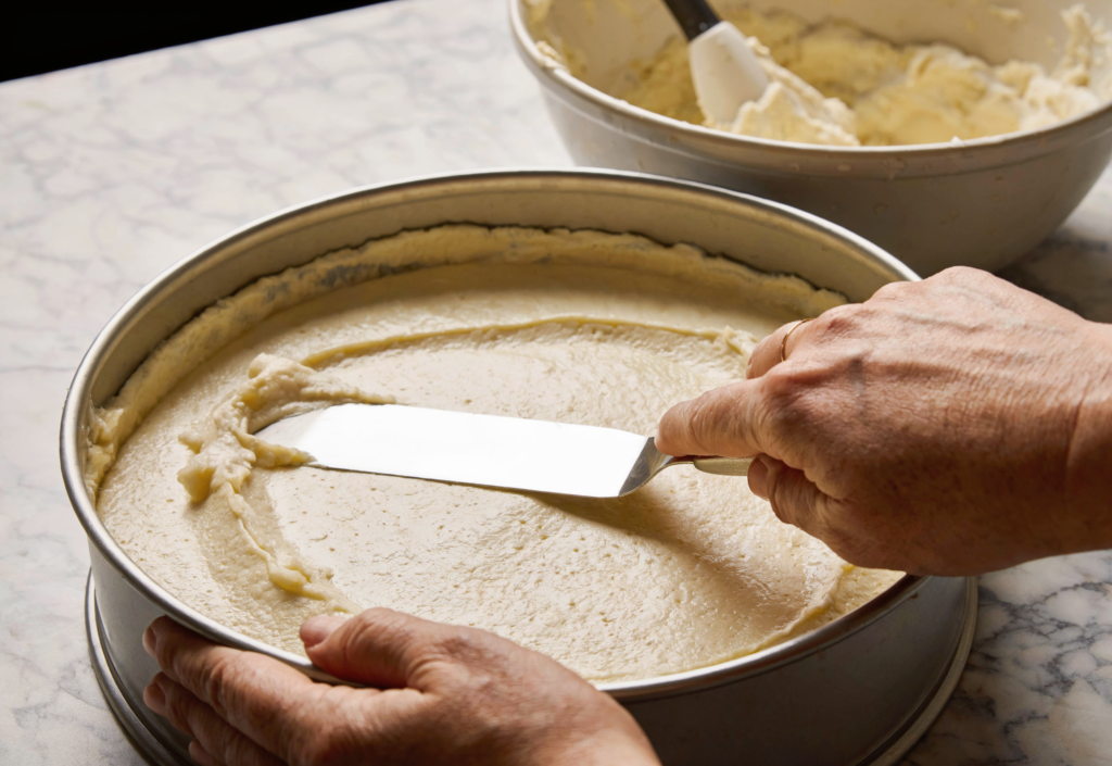 Erdbeerkuchen Biskuitboden vorbereiten - Teig in Springform geben für einfachen Erdbeerkuchen