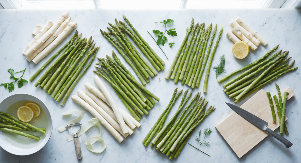 Frischer Spargel mit Küchenutensilien zur Vorbereitung - Schritt-für-Schritt Anleitung"